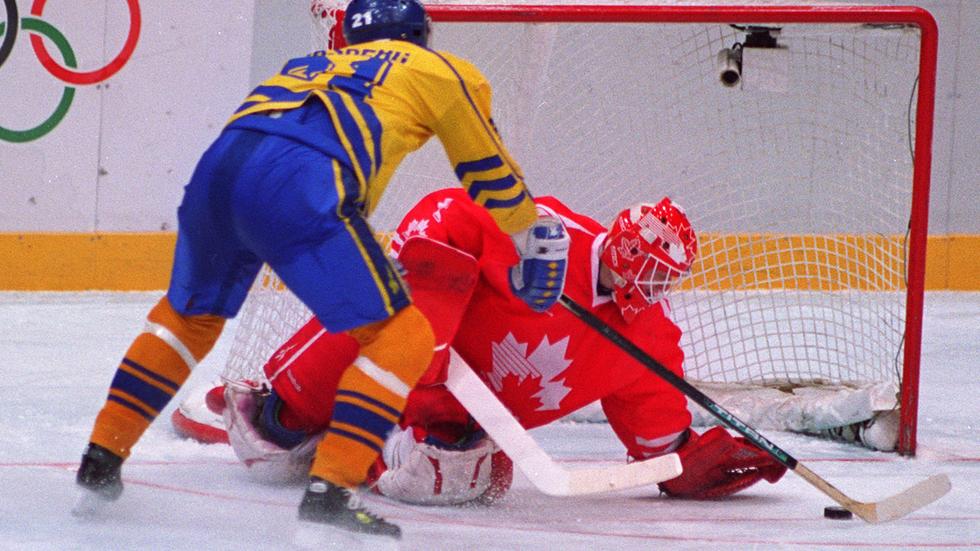 Peter Forsbergs osannolika straff-fräckis gav Sverige OS-guld i ishockey 1994. Den hamnade också på ett av Postverkets frimärken.