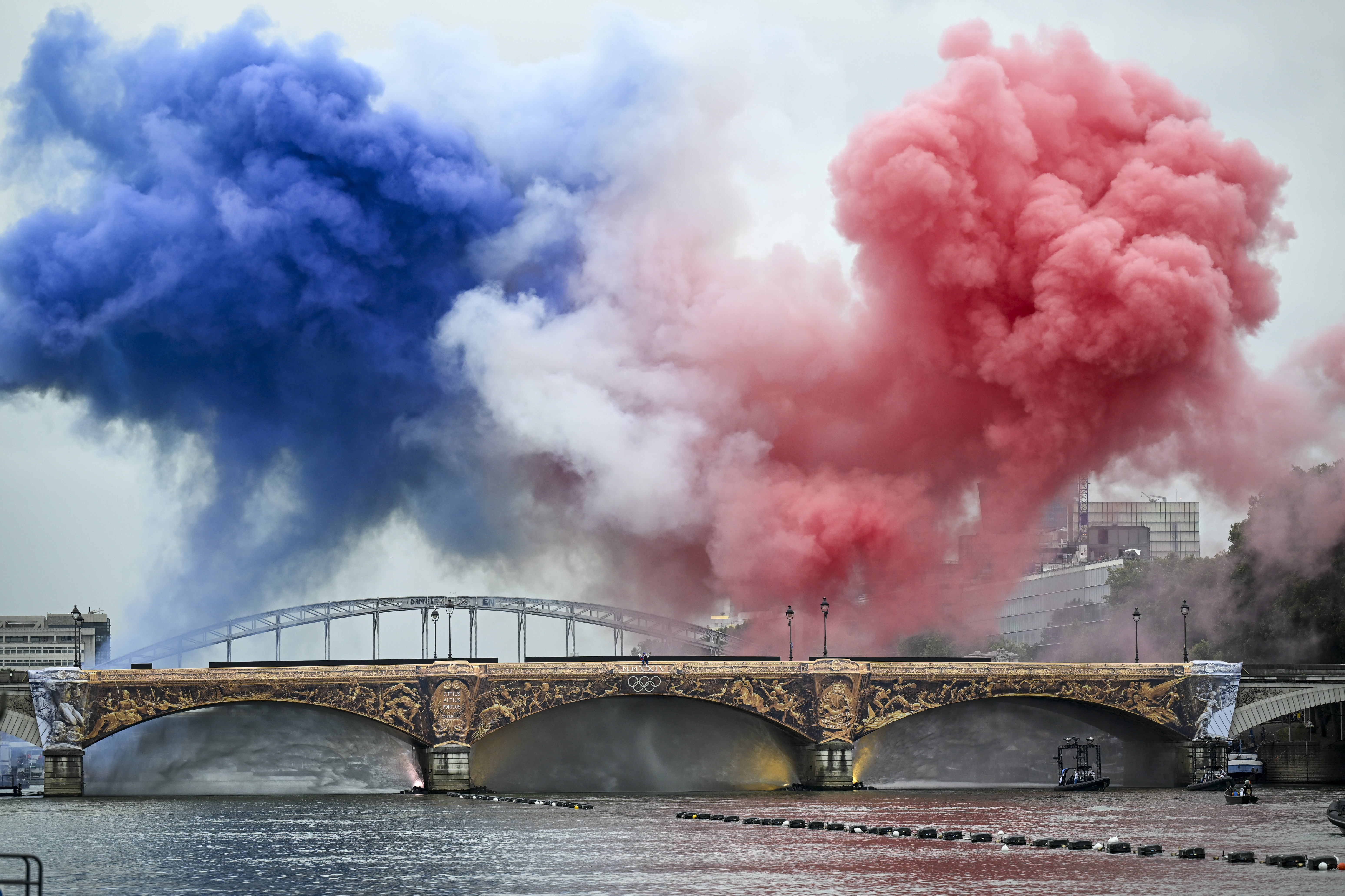 Rök i franska färger över Austerlitz-bron.