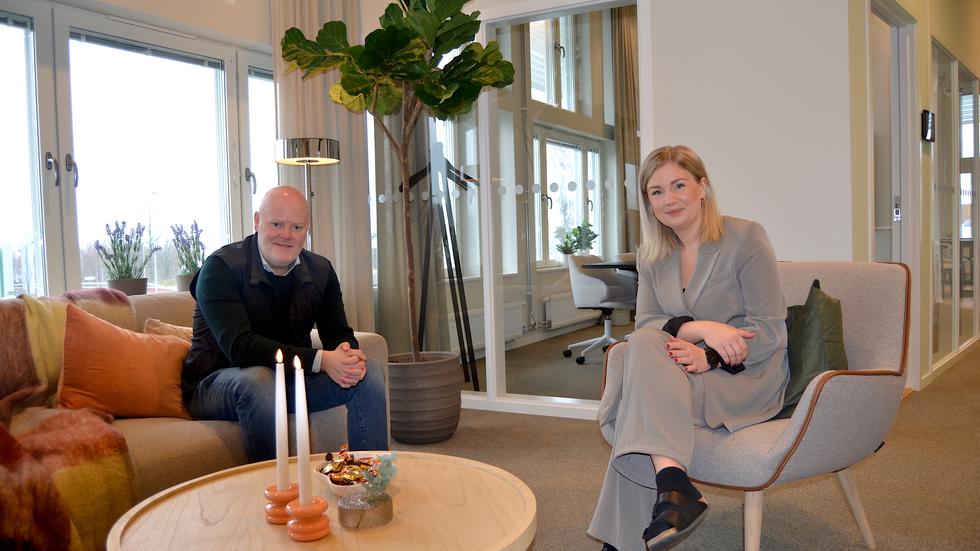 Jonas Ahlgren, vd och grundare av  DreamLogistics, och Maja Olsson, projektledare i samma bolag. I samband med flytten av huvudkontoret till Kärnekulla berättar de att bolaget inom kort ska byta namn till Shelfless.