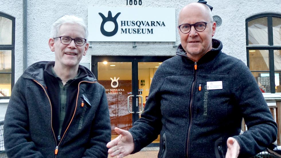 Stefan Svensson och Per Jonsson, receptionist respektive biträdande museichef, gläder sig åt att besökarna hittat tillbaka till Husqvarna museum.
