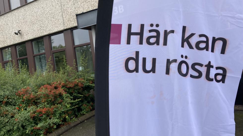 Än så länge är det inga köer till vallokalerna i Jönköping. När de två vallokalerna på Sandagymnasiet öppnade klockan åtta på morgonen stod endast tre personer där när dörrarna öppnade.