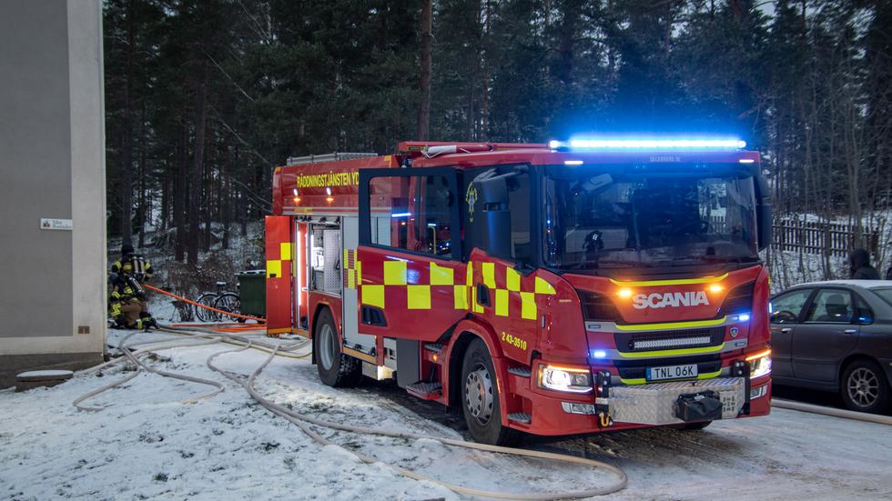 Räddningstjänsten fick rycka ut på en brand i ett flerfamiljshus i Österbymo på lördagsmorgonen. 
