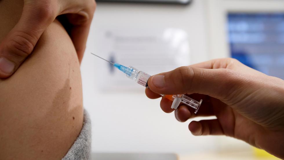"Det finns tydlig forskning visar att HPV-vaccin inte bara skyddar mot livmoderhalscancer, utan även mot anal- penis- hals- och tonsillcancer, samt kondylom. Vissa av de cancerformer som HPV-viruset kan orsaka drabbar hos killar framförallt män som har sex med män. Dessutom är risken hög att drabbas även hos personer som lever med hiv. Ökningen som finns av de typer av cancer som kopplas till HPV har lett fram till allmän vaccinering i bland annat Kanada, Österrike och Australien men ännu inte i Sverige", skriver företrädare för Öppna Moderater.
Foto: Heiko Junge / NTB scanpix / TT