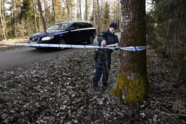 Den avlidne påträffades i närheten av Jönköpings flygplats. Polis spärrade under torsdagen av delar av skogsområdet.