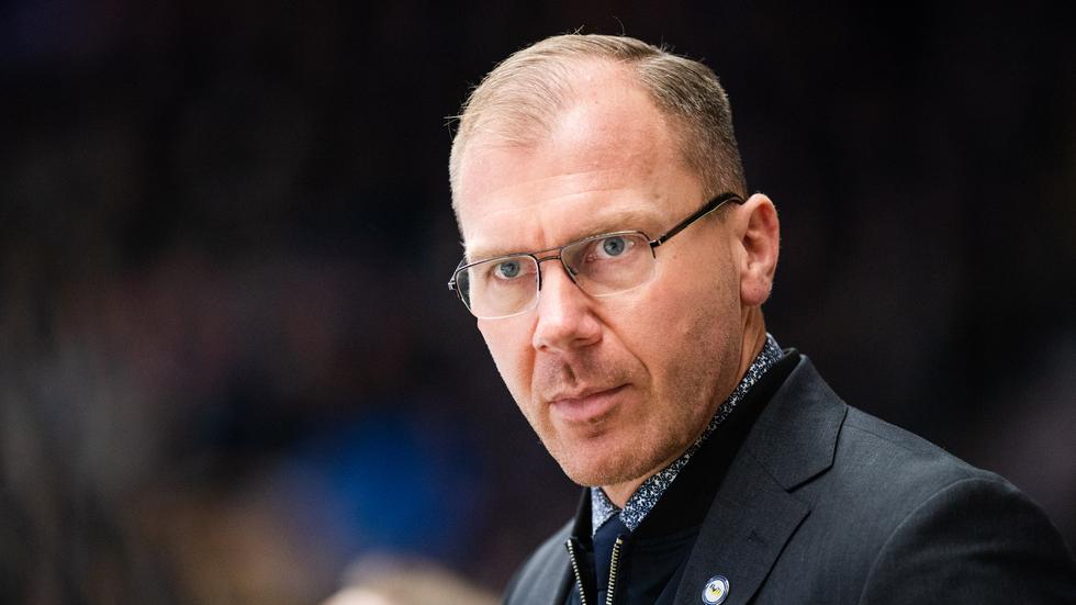 Klubbdirektör Johan Lindom vill inte kommentera uppgifterna om att förhandlingarna kring nedskärningarna är klara. FOTO: Mathias Bergeld (TT)