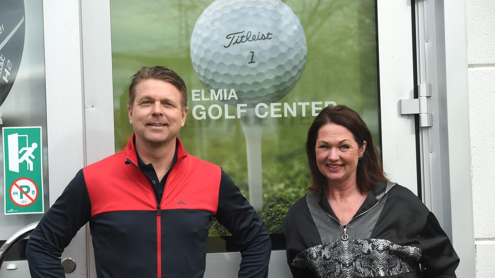 De båda golfprofilerna Thomas Persson och Malin Jonsson vid entrén till Elmia Golf Center.