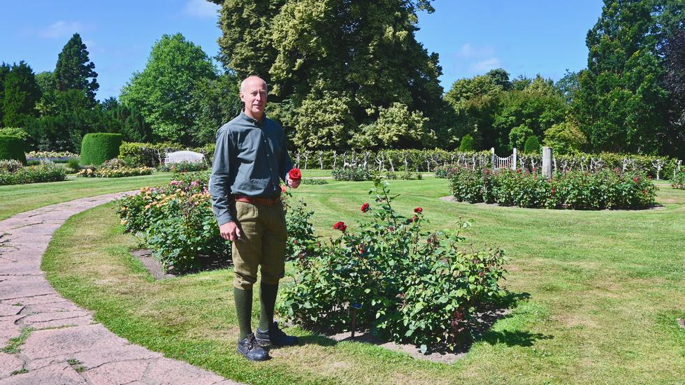 Slottsträdgårdsmästare på Krapperup, Georg Grundsten, har bestämt sig för att gå i pension. Men trädgårdsintresset består.