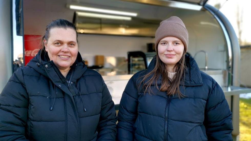 Veronica Engström har öppnat ett bageri i trädgården. Tillsammans med dottern Emelie hade de nyöppning under fredagen. 