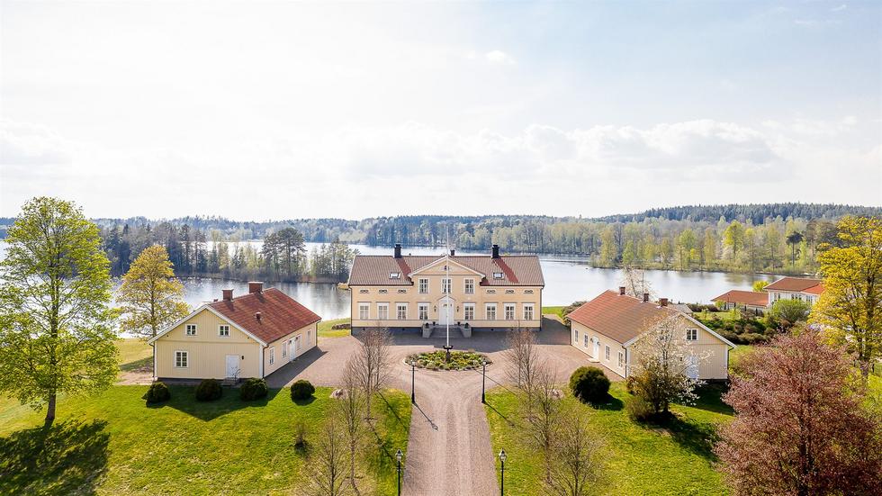 Riddersberg byggdes åren 1860 till 61. De senaste ägarna var Gunnar och Margareta Järvhammar. Foto: Residence Christie´s.