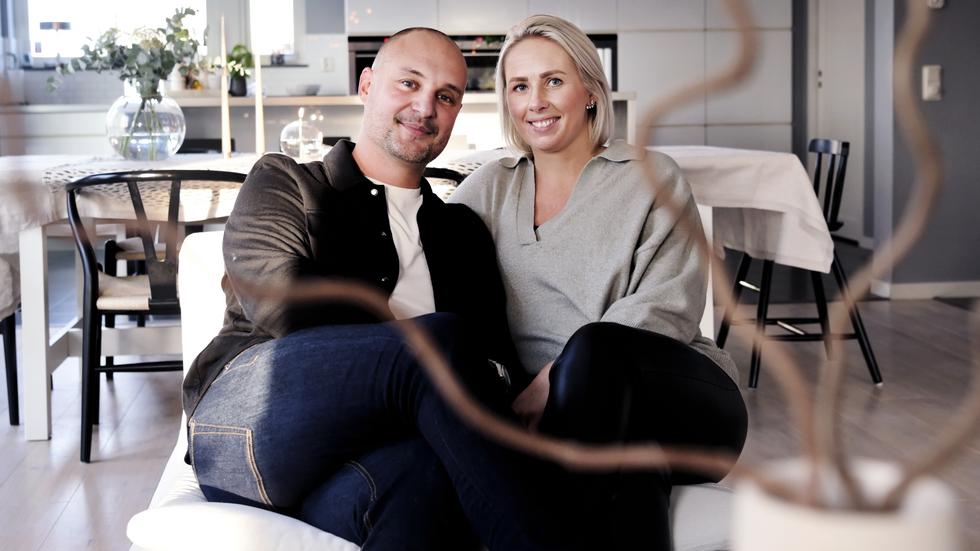 Miki och Elin Tabakovic i den vita Ikea-soffan i ett av deras favoritrum i villan. Bakom tronar en dansk designlampa och ett specialbyggt kök.