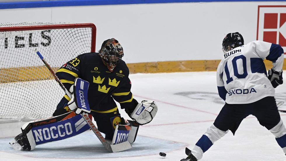 Eemeli Suomi i Finland utmanar svenske målvakten Samuel Ersson i avgörande matchen i fyrnationsturneringen i Brno.