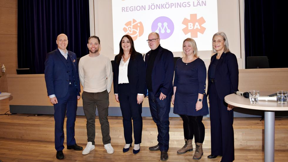 Samverkan Region Jönköpings län är namnet på det nya styret. Från vänster: Tommie Ekered (M), Martin Nedergaard-Hansen (BA), Rachel De Basso (S), Thomas Gustavsson (S), Linnéa Nilsson (BA) och Kerstin Hammar (M).