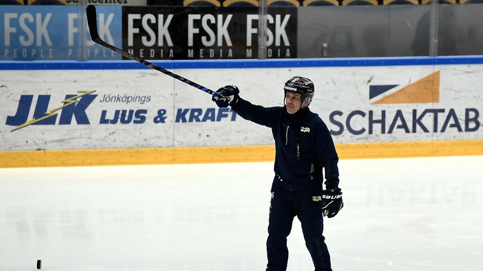 Assisterande HV-tränaren Fredrik Stillman höll i torsdagens isträning.