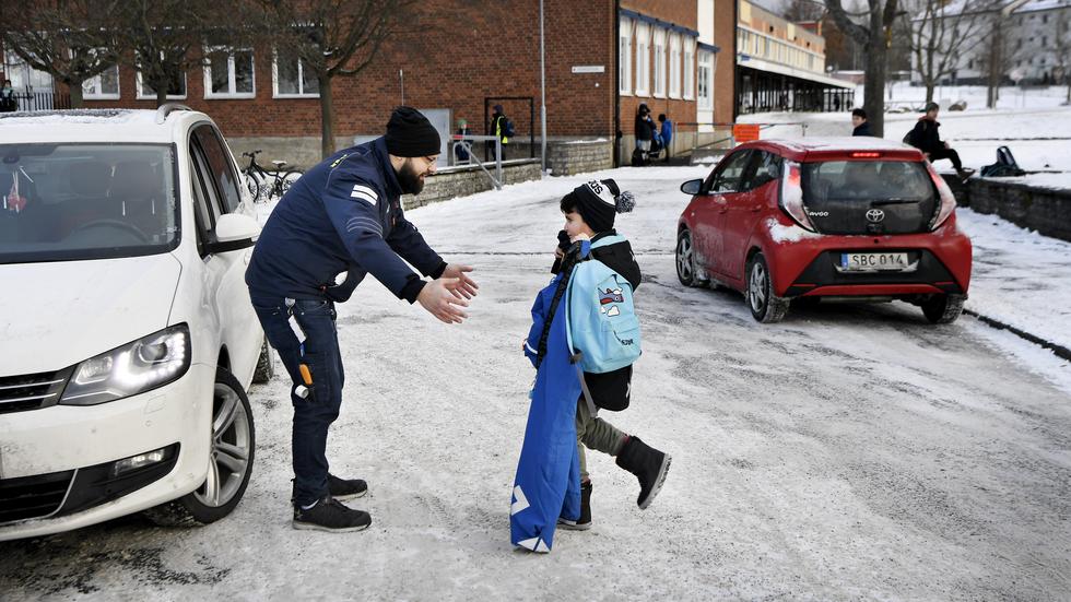 Rimon Warda kramar sin son Teodor efter skolan. Han tycker kommunen borde lösa trafiksituationen utanför Rosenlundsskolan.