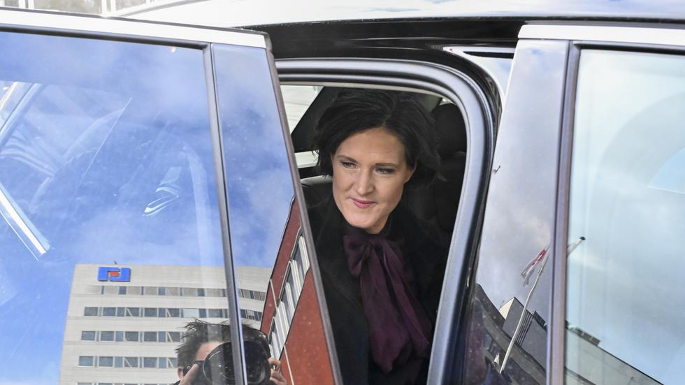 Stockholms landshövding Anna Kinberg Batra lämnar TV4-huset efter sin medverkan i "Efter fem".
