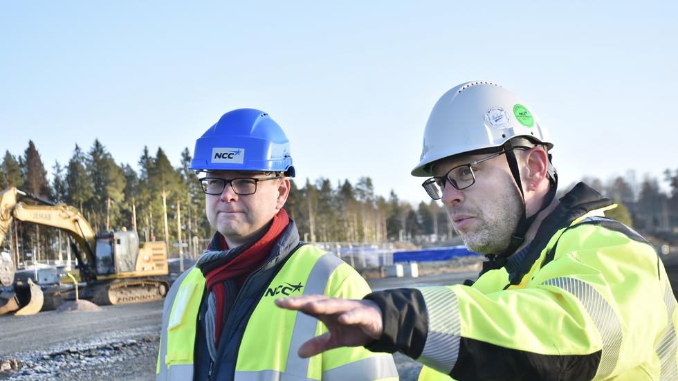 Arkivbild från tågdepån i Nässjö. Marcus Eskdahl, ordförande i TIM-nämnden, till vänster.