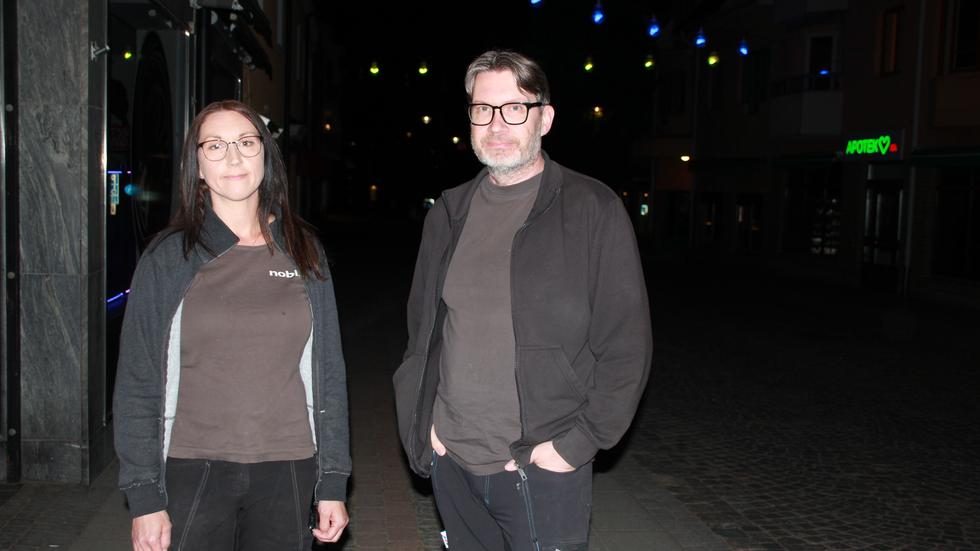 Weronica Nilsson och Niklas Andersen jobbar natt på Nobia i Tidaholm. De fick erbjudande om flytt till Jönköping, men har nu bestämt sig för att avböja.