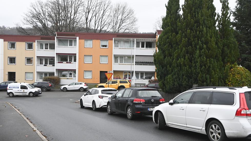 På Folkparksvägen på Huskvarna Söder utnyttjas varje chans till gratis parkering under arbetsdagarna. 