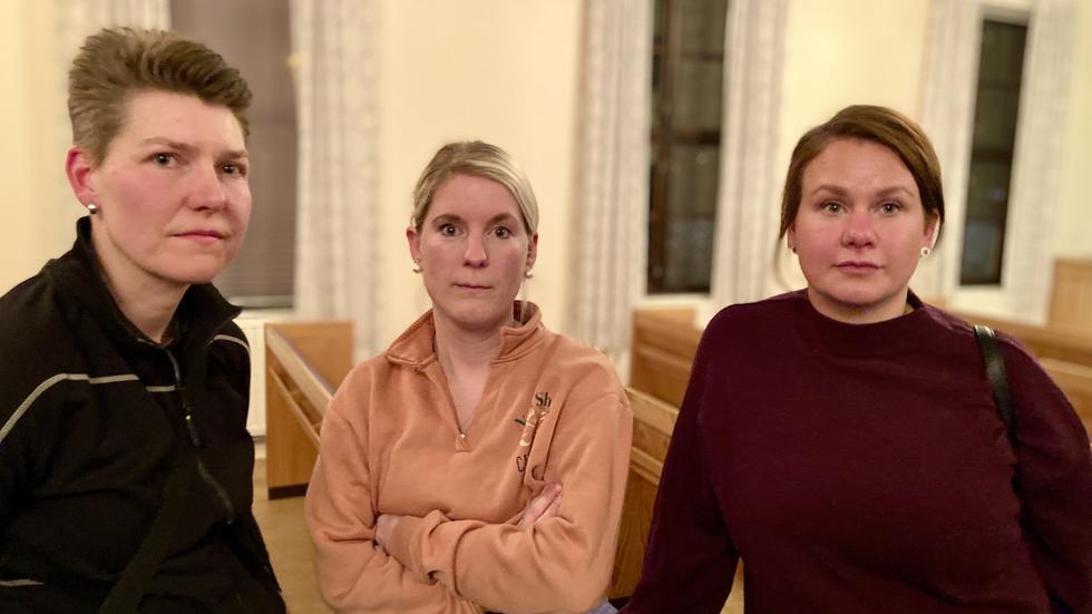 Anna Andersén, längst till höger, är förälder till en elev i tredje klass i Sandhems skola. Hon är kritisk till kommunens hantering.