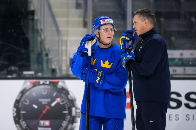 HV-spelaren och Juniorkronornas lagkapten Emil Andrae tillsammans med Tomas Montén. FOTO: Joel Marklund/Bildbyrån