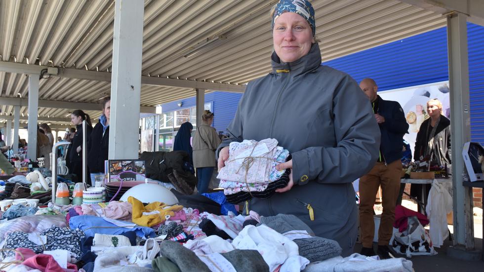 Caroline Reinholdsson sålde på en loppis för första gången och hade valt att nischa sig på att sälja ut bebis- och barnkläder som hennes barn växt ut. Idén om att sätta ihop kläderna till små paket verkade uppskattas. 