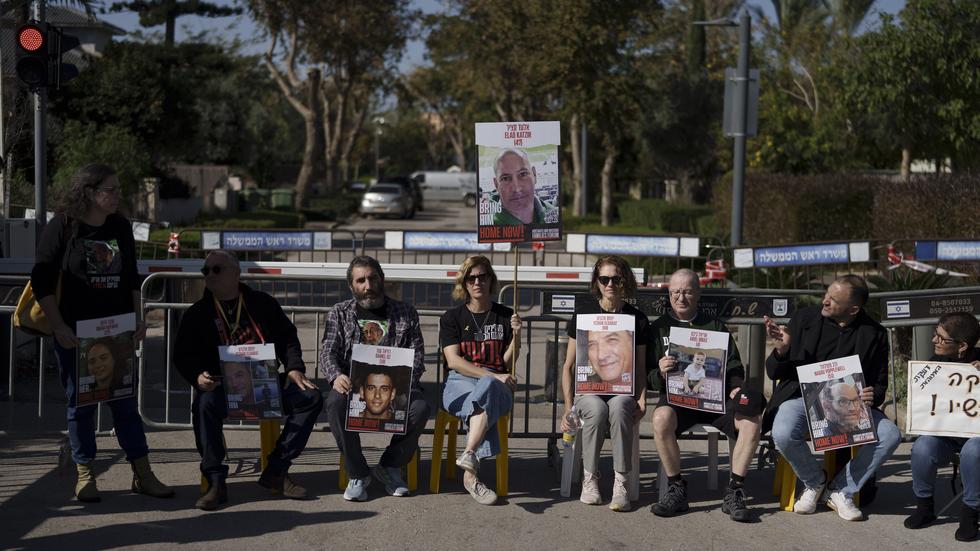 Anhöriga till gisslan protesterade utanför den israeliska premiärministern Benjamin Netanyahus privata bostad under lördagen.