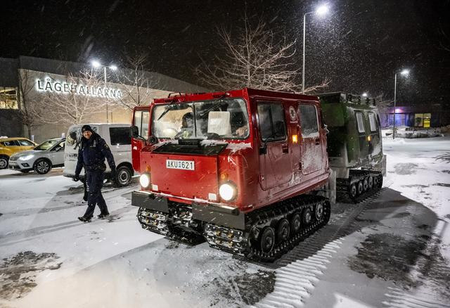 En av räddningstjänstens bandvagnar utanför Lågehallarna i Hörby, som råder som evakueringslokal.