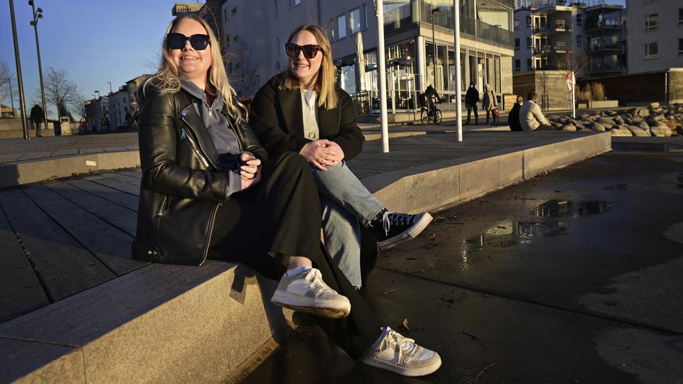 Joanna Andersson och Anna Böhm njöt av solen under måndagseftermiddagen. 