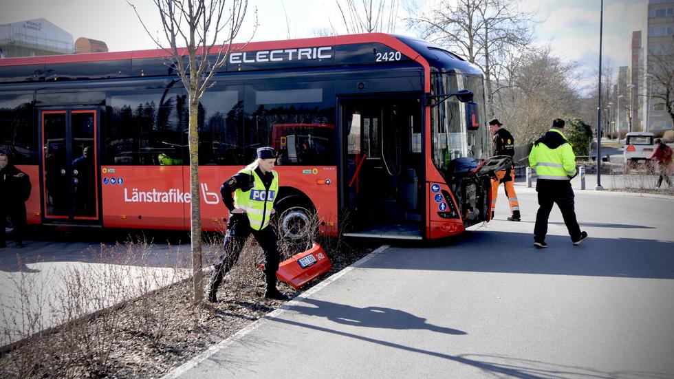 Pådrag efter bussolycka på Råslätt.