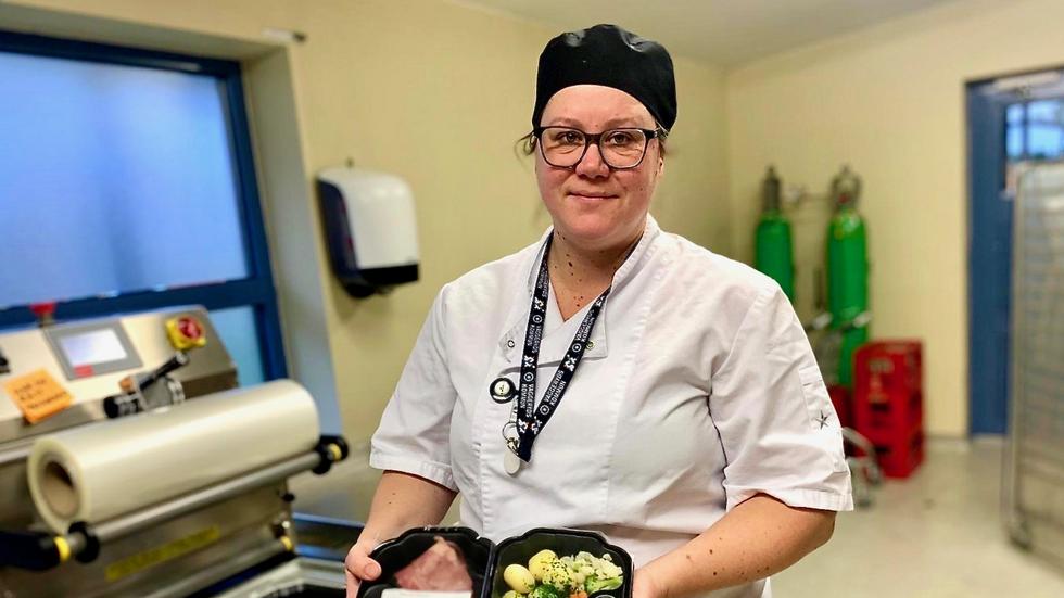 En viktig verksamhet med koppling till både vård, omsorg och skola är de som jobbar i kommunens kök. Förstakock Lina Persson Korpihalme och hennes kollegor har klarat sig relativt bra.