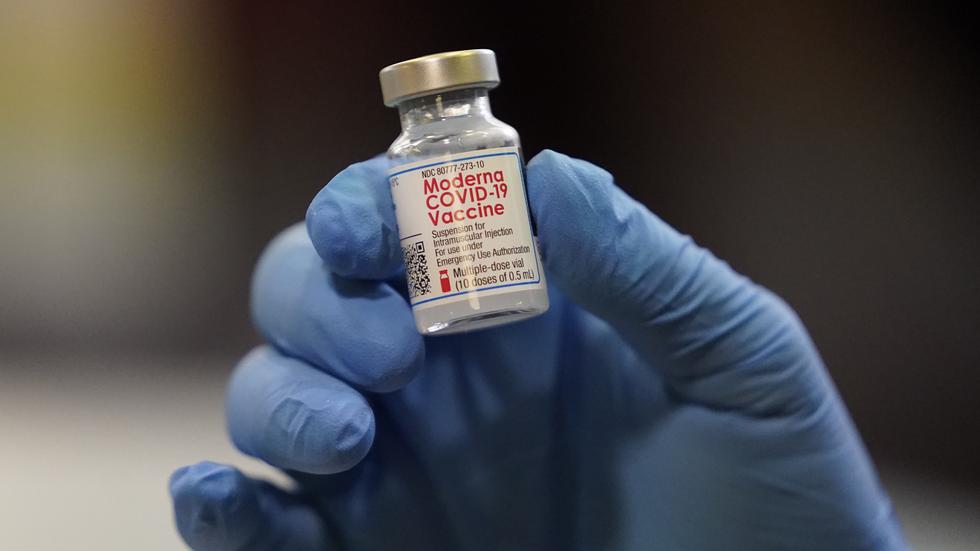 Modernas vaccin mot covid-19 godkändes på trettondagen av Europeiska läkemedelsmyndigheten. Foto: Rick Bowmer/AP/TT