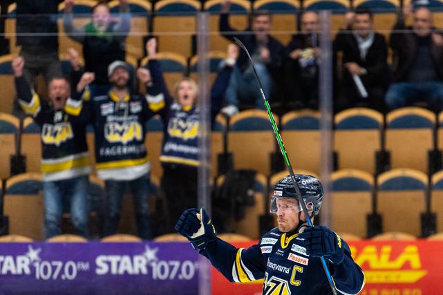 1 935 åskådare var på plats i Husqvarna Garden när Simon Öneruds HV71 i fredags spelade hemma mot AIK. På onsdagen kan HV:s hemmaarena fyllas, då Västerås kommer på besök samma dag som publikrestriktionerna hävs. Foto: Mathias Bergeld/Bildbyrån