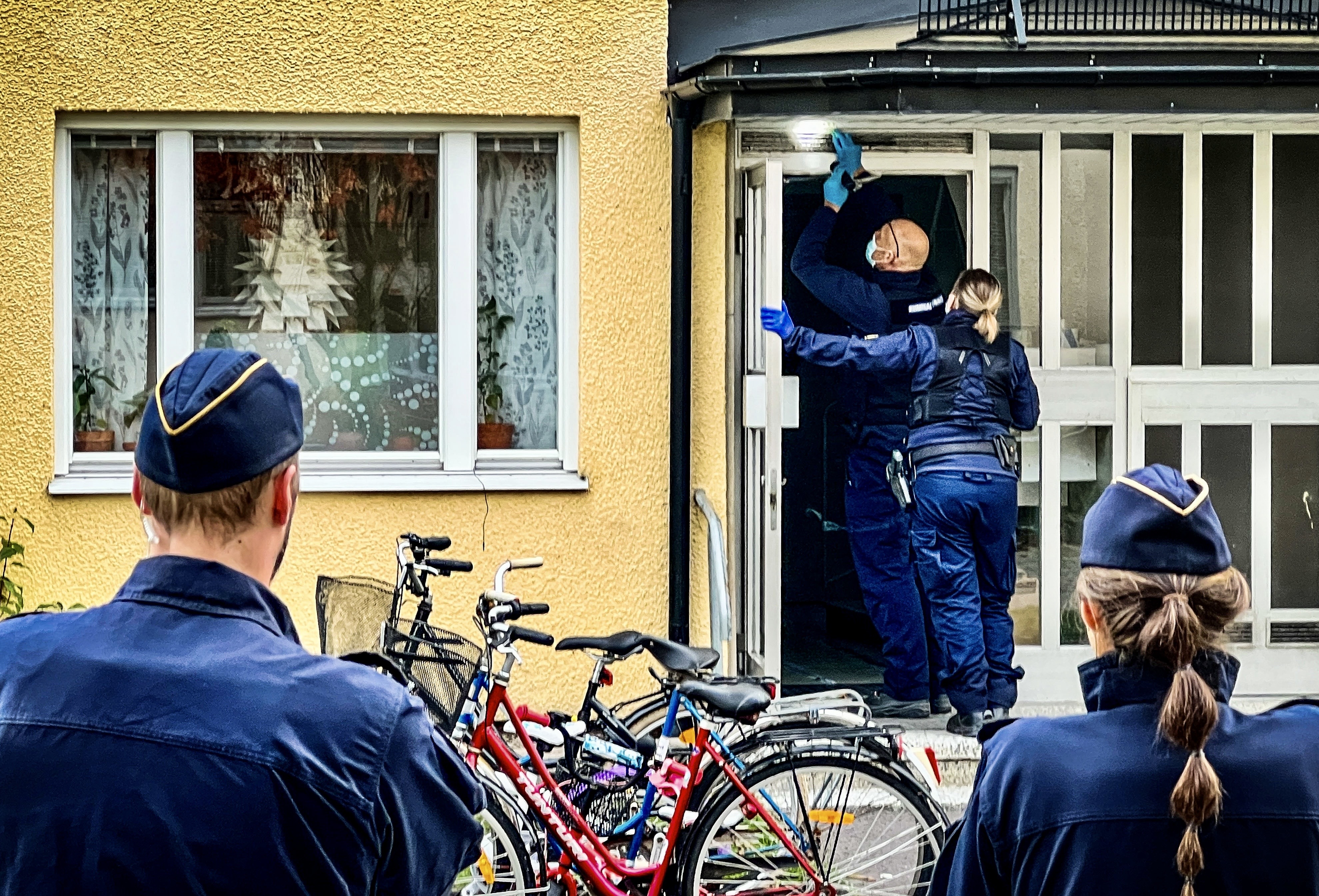 Stort Polispådrag Efter Skjutning Mot Lägenhetshus – VLT