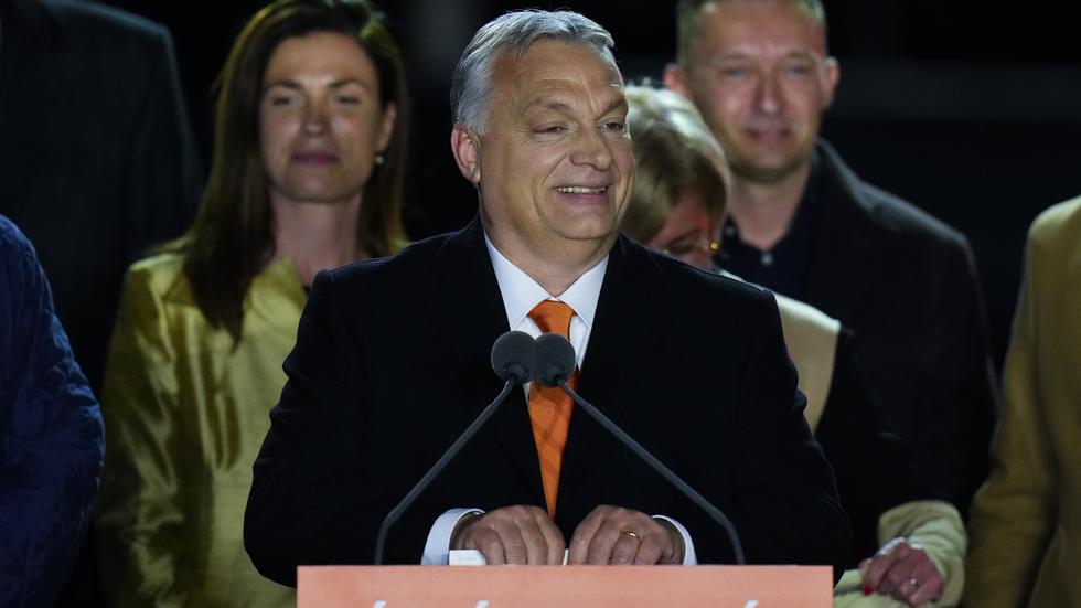 Ungerns premiärminister Viktor Orbán håller sitt segertal i Budapest. Bild: Petr David Josek/TT/AP Photo