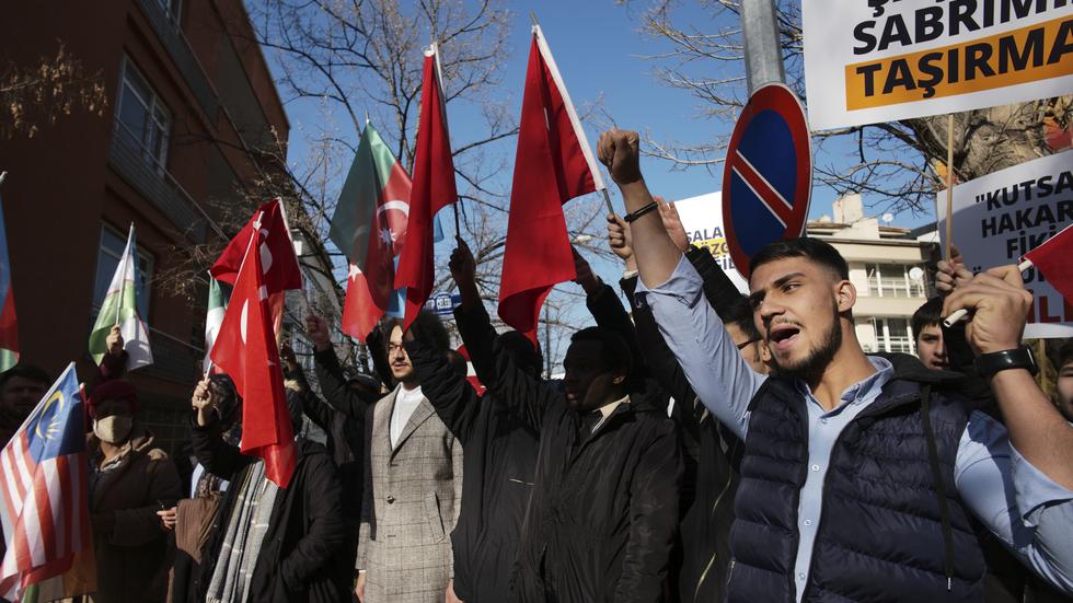 Demonstration utanför Sveriges ambassad i Turkiets huvudstad Ankara.