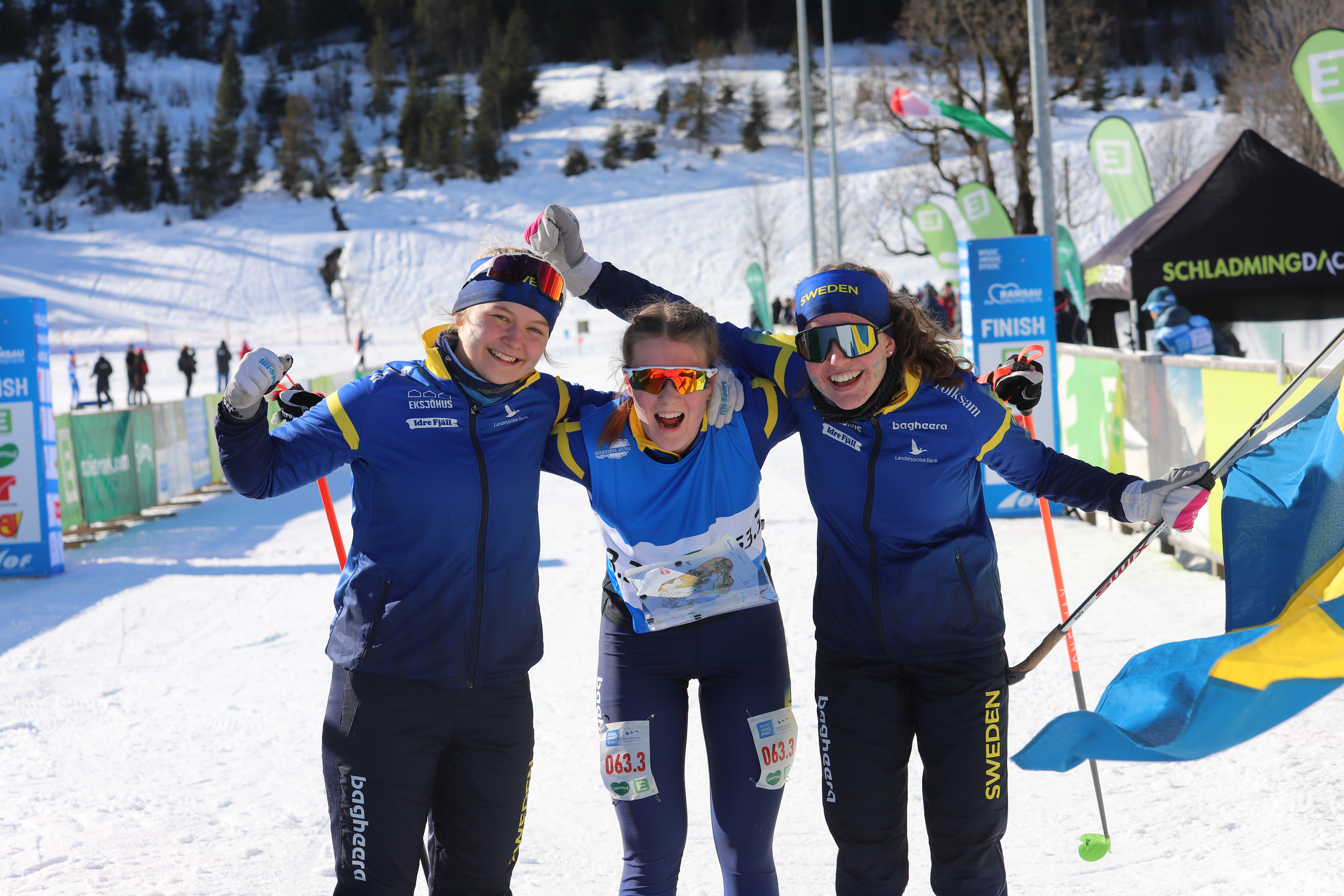 Nelly Mårtensson (till vänster) ihop med guld-lagkompisarna Ella Turesson och Elsa Brandt.