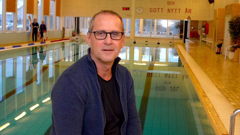 Kent-Åke Svensson berättar att man har små resurser för att kontrollera covidkrav för simhallarna. Därför är gränserna hårt satta.
