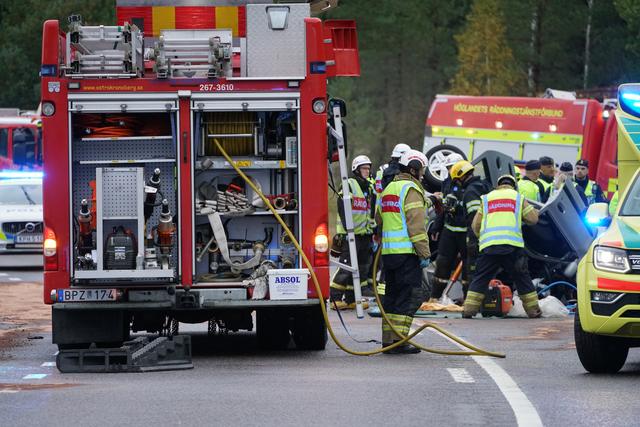 Fem personer har förts till sjukhus efter den svåra trafikolyckan i Lindshammar. Foto: Carl Calvert