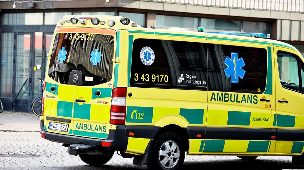 Den drabbade personen fördes med ambulans till sjukhus. OBS: Genrebild. 