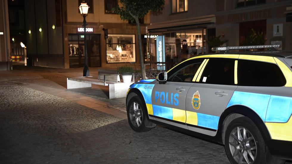 En person blev på fredagskvällen påkörd av en bil vid korsningen Östra storgatan/ Museigatan vid Hovrättstorget i centrala Jönköping. 