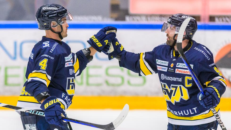 Niklas Hjalmarsson är ny lagkapten i HV71 och tar därmed över ”C:et” efter Taylor Matson. Här firar de båda efter ett mål mot Örebro i december. 