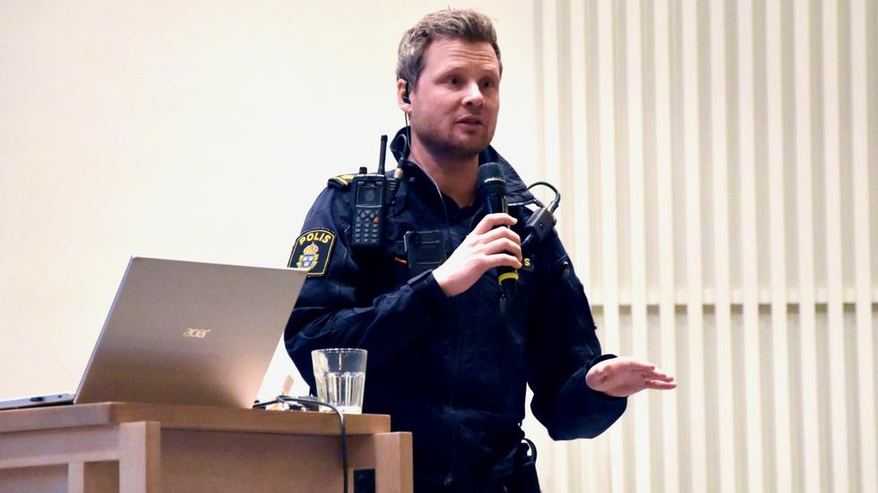 Polisman David Landén pratade om drogsituationen i Mullsjö.