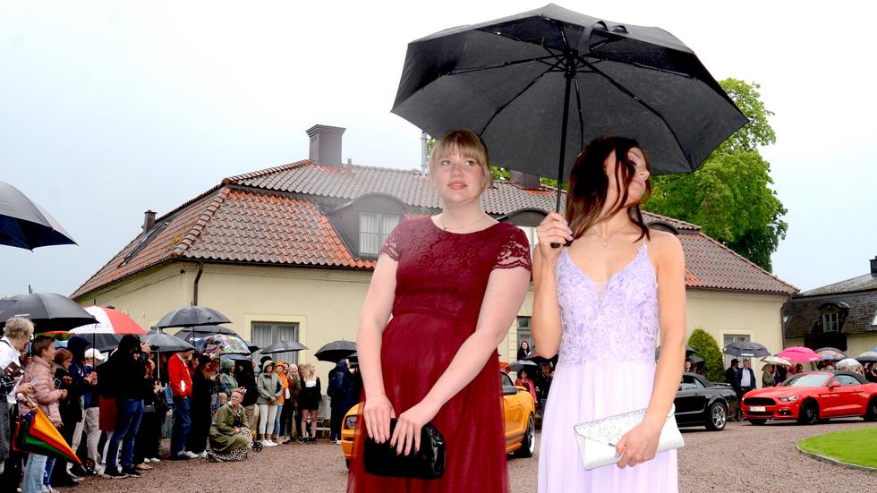 Hanna och Filippa försöker få plats under samma paraply.
