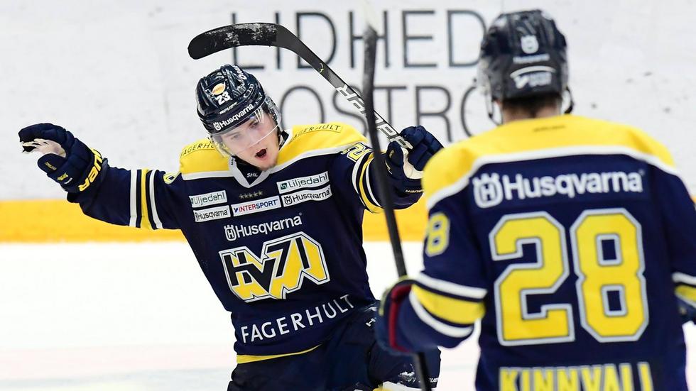 Jubel i HV när Lias Andersson och Johannes Kinnvall har gjort mål. Det kan det bli i de första omgångarna den här säsongen också eftersom HV inte drabbas av flyttade datum.