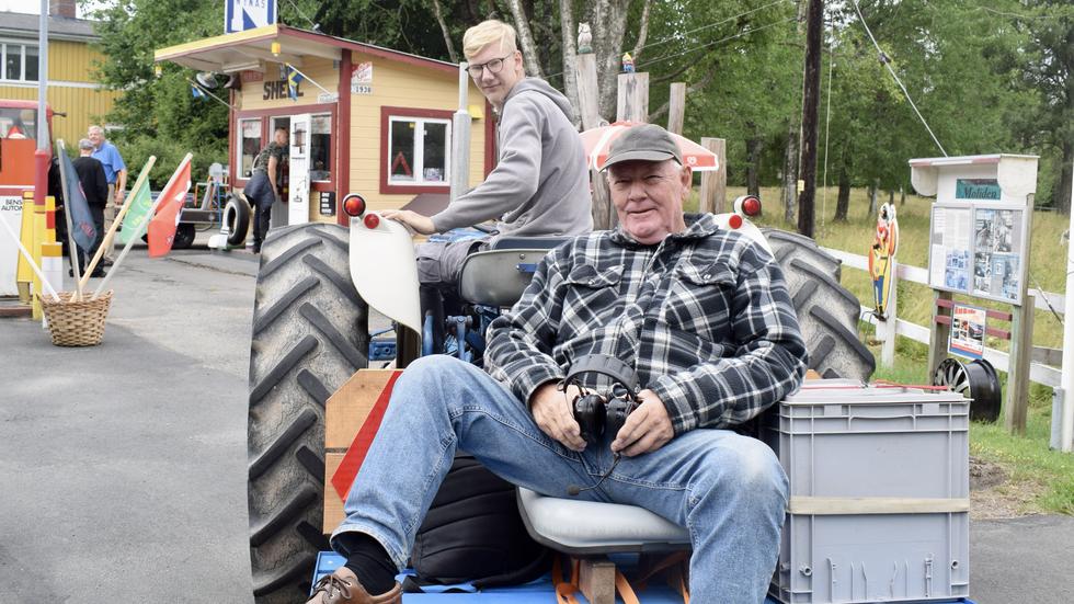 Rasmus Andrée körde och morfar Gunnar Ekström satt bekvämt bak på traktorn under resan. 