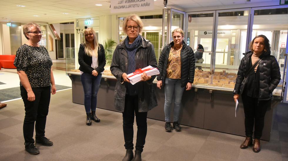 På tisdagseftermiddagen samlades några av de anställda på Ekhagens gästhem för att lämna över sin namninsamling till politikerna, Från vänster: Ulrika Nilsson, Anna-Karin Andersson, Helene Rygert, Desireé Börjesson och Maria Andersson. 