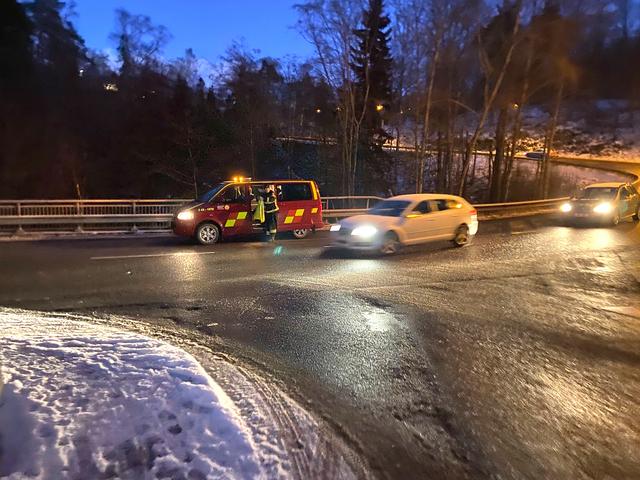 Räddningstjänsten uppmanade trafikanter på Ådalsvägen att sakta ner under insatsen.