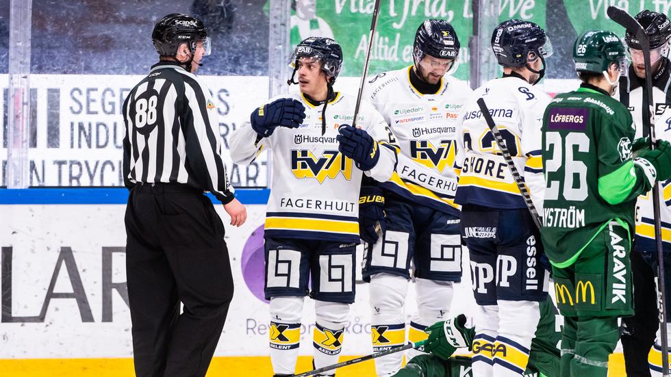 André Petersson i samspråk med en av domarna under mötet med Färjestad. En match som HV71 förlorade med 1–3.
