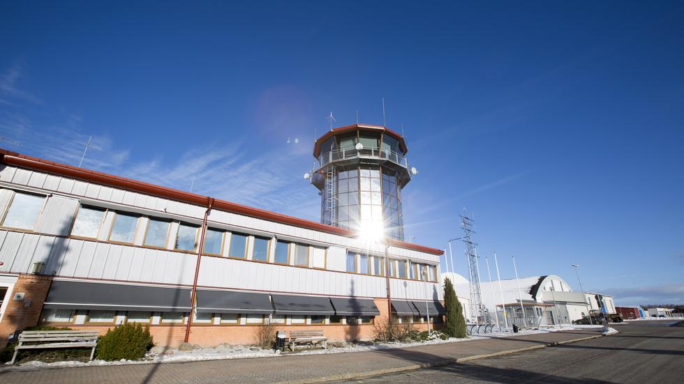Regionpolitikerna reserverar 4,4 miljoner kronor om Jönköping Airport går med förlust, något som de befarar.