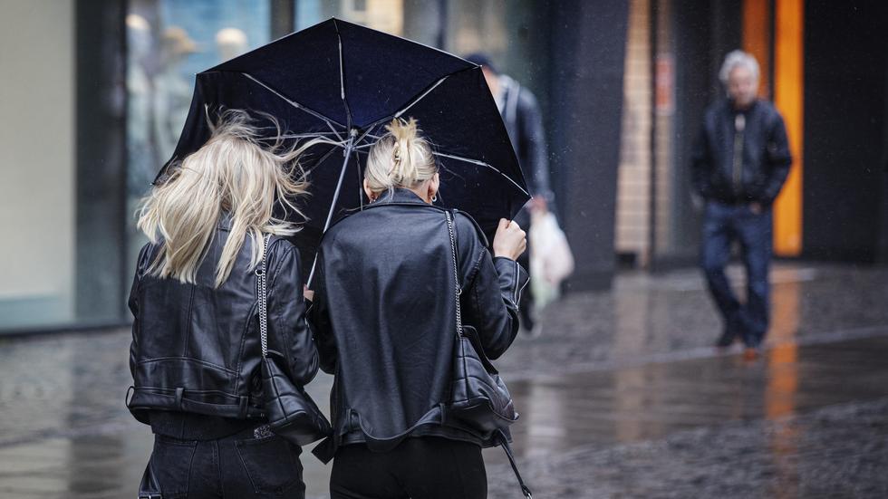 Ett kraftigt regnväder med klass 1-varning har under natten dragit in över södra Västsverige.